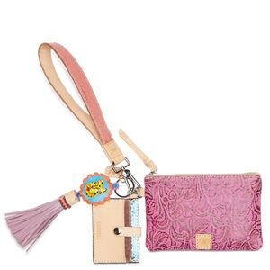 Consuela Combi, Mena